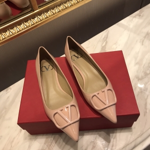 (VALENTINO) Limited Edition Footwear, Crafted with Exquisite Italian Craftsmanship 👑👑💝💝💝