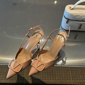 Valentino, crafted with exquisite Italian craftsmanship 👑👑 Limited Edition 💝💝💝