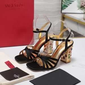 Valentino, crafted with exquisite Italian craftsmanship 👑👑 Limited Edition 💝💝💝