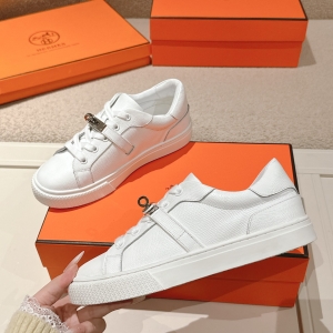 Hermes classic couple style #Hermes buckle casual white sneakers
