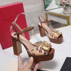 Valentino, crafted with exquisite Italian craftsmanship 👑👑 Limited Edition 💝💝💝