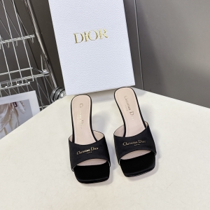 Dior's latest chunky - heeled fashion shoes from the Spring - Summer 2026 runway show
