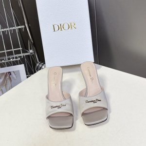 Dior's latest chunky - heeled fashion shoes from the Spring - Summer 2026 runway show
