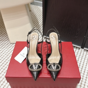 (VALENTINO) Limited Edition Shoes, Crafted with Exquisite Italian Craftsmanship 👑👑💝💝💝