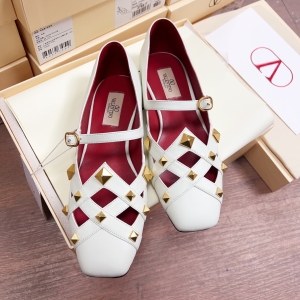 (VALENTINO) Limited Edition Footwear, Crafted with Exquisite Italian Craftsmanship 👑👑💝💝💝