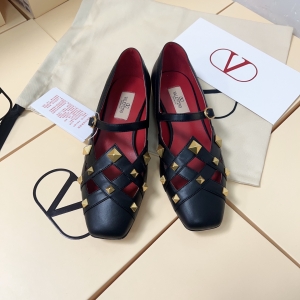 (VALENTINO) Limited Edition Footwear, Crafted with Exquisite Italian Craftsmanship 👑👑💝💝💝