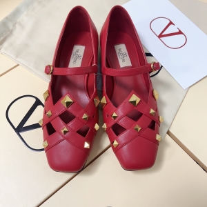 (VALENTINO) Limited Edition Footwear, Crafted with Exquisite Italian Craftsmanship 👑👑💝💝💝