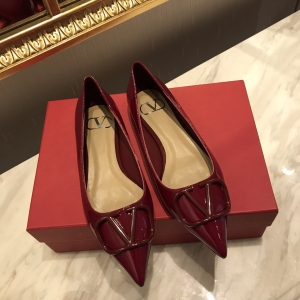 (VALENTINO) Limited Edition Footwear, Crafted with Exquisite Italian Craftsmanship 👑👑💝💝💝