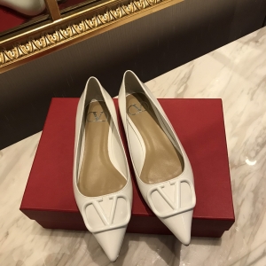 (VALENTINO) Limited Edition Footwear, Crafted with Exquisite Italian Craftsmanship 👑👑💝💝💝