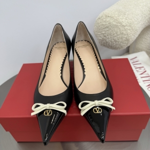 (VALENTINO) Limited Edition Shoes, Crafted with Exquisite Italian Craftsmanship 👑👑💝💝💝