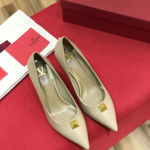 Valentino's new early spring collection is here! 🔥