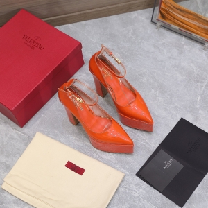 (VALENTINO) Limited Edition Shoes, Crafted with Exquisite Italian Craftsmanship 👑👑💝💝💝