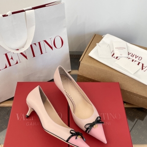 (VALENTINO) Limited Edition Footwear, Crafted with Exquisite Italian Craftsmanship 👑👑💝💝💝