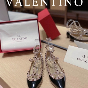 (VALENTINO) Limited Edition Footwear, Crafted with Exquisite Italian Craftsmanship 👑👑💝💝💝