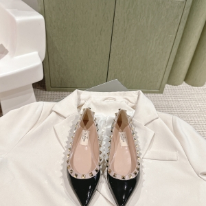 (VALENTINO) Limited Edition Footwear, Crafted with Exquisite Italian Craftsmanship 👑👑💝💝💝