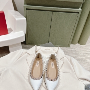 (VALENTINO) Limited Edition Footwear, Crafted with Exquisite Italian Craftsmanship 👑👑💝💝💝