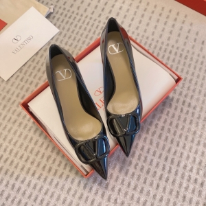 (VALENTINO) Limited Edition Shoes, Crafted with Exquisite Italian Craftsmanship 👑👑💝💝💝