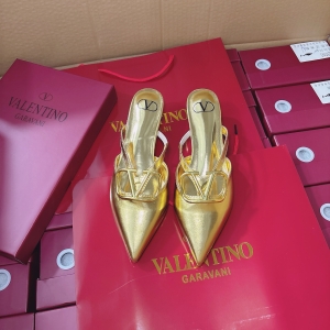 (VALENTINO) Limited Edition Shoes, Crafted with Exquisite Italian Craftsmanship 👑👑💝💝💝
