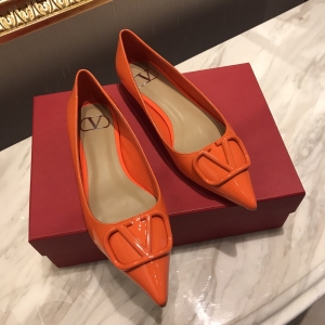 (VALENTINO) Limited Edition Footwear, Crafted with Exquisite Italian Craftsmanship 👑👑💝💝💝