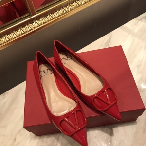 (VALENTINO) Limited Edition Footwear, Crafted with Exquisite Italian Craftsmanship 👑👑💝💝💝