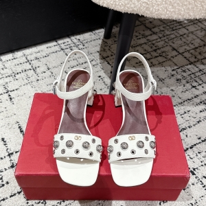 (VALENTINO) Limited Edition Footwear, Crafted with Exquisite Italian Craftsmanship 👑👑💝💝💝