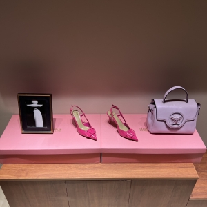 𝑉𝐴𝐿𝐸𝑁𝑇𝐼𝑁𝑂 Valentino Luxury Rhinestone Heels Fashion Shoes Series Garavani VLogo Signature Series 🌈V-Buckle Pointed Toe Sandals