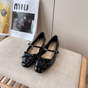 (VALENTINO) Limited Edition Shoes, Crafted with Exquisite Italian Craftsmanship 👑👑💝💝💝