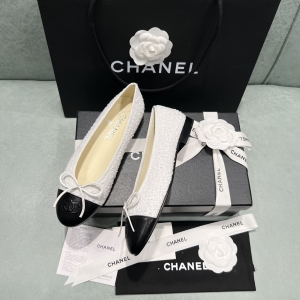 Chanel's timeless classic bow and round-toe ballet flats