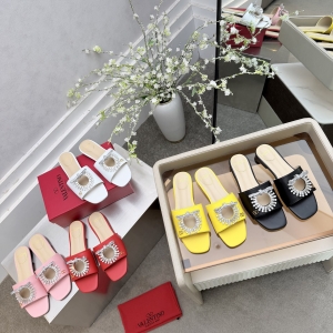 (VALENTINO) Limited Edition Footwear, Crafted with Exquisite Italian Craftsmanship 👑👑💝💝💝