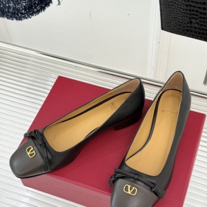 Valentino, crafted with exquisite Italian craftsmanship 👑👑 Limited Edition 💝💝💝