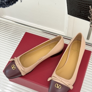 Valentino, crafted with exquisite Italian craftsmanship 👑👑 Limited Edition 💝💝💝