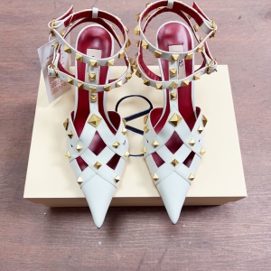 (VALENTINO) Limited Edition Shoes, Crafted with Exquisite Italian Craftsmanship 👑👑💝💝💝