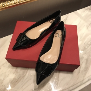 (VALENTINO) Limited Edition Footwear, Crafted with Exquisite Italian Craftsmanship 👑👑💝💝💝