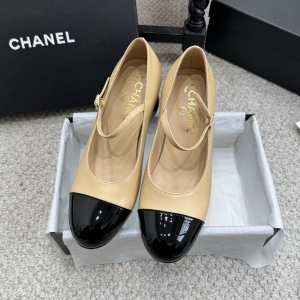 🇨🇳 Chanel Fall/Winter 2025 runway collection: oversized pearl heel