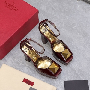 (VALENTINO) Limited Edition Footwear, Crafted with Exquisite Italian Craftsmanship 👑👑💝💝💝