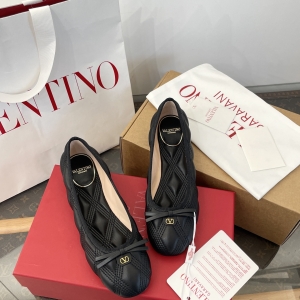 (VALENTINO) Limited Edition Shoes, Crafted with Exquisite Italian Craftsmanship 👑👑💝💝💝