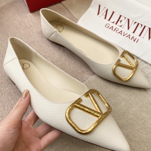 (VALENTINO) Limited Edition Footwear, Crafted with Exquisite Italian Craftsmanship 👑👑💝💝💝