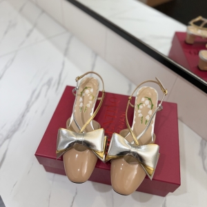 (VALENTINO) Limited Edition Shoes, Crafted with Exquisite Italian Craftsmanship 👑👑💝💝💝
