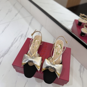 (VALENTINO) Limited Edition Shoes, Crafted with Exquisite Italian Craftsmanship 👑👑💝💝💝