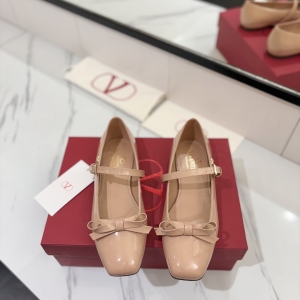 (VALENTINO) Limited Edition Footwear, Crafted with Exquisite Italian Craftsmanship 👑👑💝💝💝