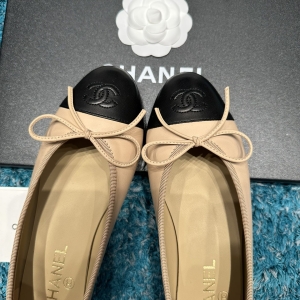 Chanel's timeless classic bow and round-toe ballet flats