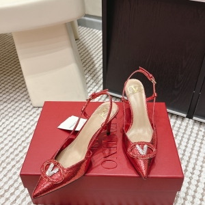 Made with the finest Italian craftsmanship by VALENTINO 👑👑 Limited Edition 💝💝💝