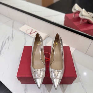 Valentino, crafted with exquisite Italian craftsmanship 👑👑 Limited Edition 💝💝💝