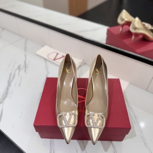 Valentino, crafted with exquisite Italian craftsmanship 👑👑 Limited Edition 💝💝💝