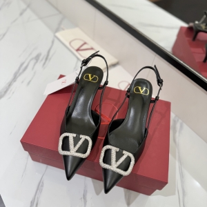 Valentino, crafted with exquisite Italian craftsmanship 👑👑 Limited Edition 💝💝💝