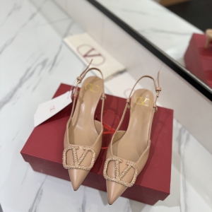 Valentino, crafted with exquisite Italian craftsmanship 👑👑 Limited Edition 💝💝💝