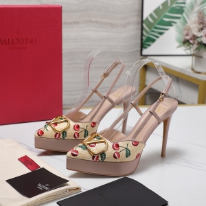 Valentino, crafted with exquisite Italian craftsmanship 👑👑 Limited Edition 💝💝💝