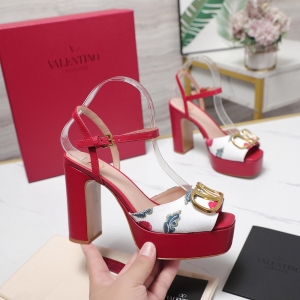 Valentino, crafted with exquisite Italian craftsmanship 👑👑 Limited Edition 💝💝💝