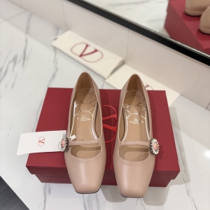 (VALENTINO) Limited Edition Shoes, crafted with exquisite Italian craftsmanship 👑👑💝💝💝