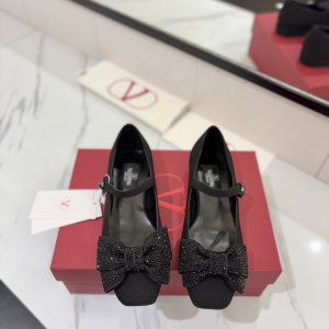 (VALENTINO) Limited Edition Shoes, crafted with exquisite Italian craftsmanship 👑👑💝💝💝